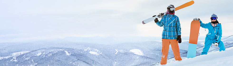 2 Ski- und Snowboardfahrende glücklich in den Bergen, Title: Jetzt bequem Ski und Snowboards versenden